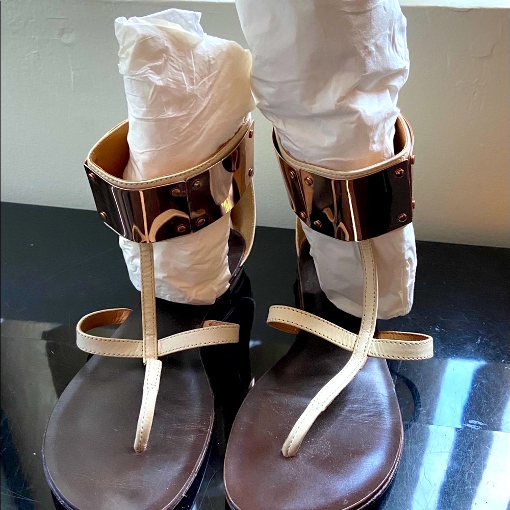 SCHUTZ Wht Leather Sandal with Rose Gld Accents